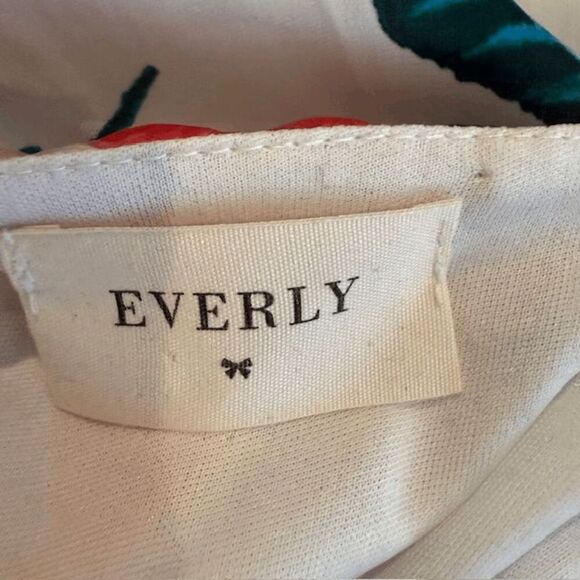 Everly Sleeveless Rose Floral Romper Ruffle Shorts White Wrap Front Size Large - Picture 4 of 10